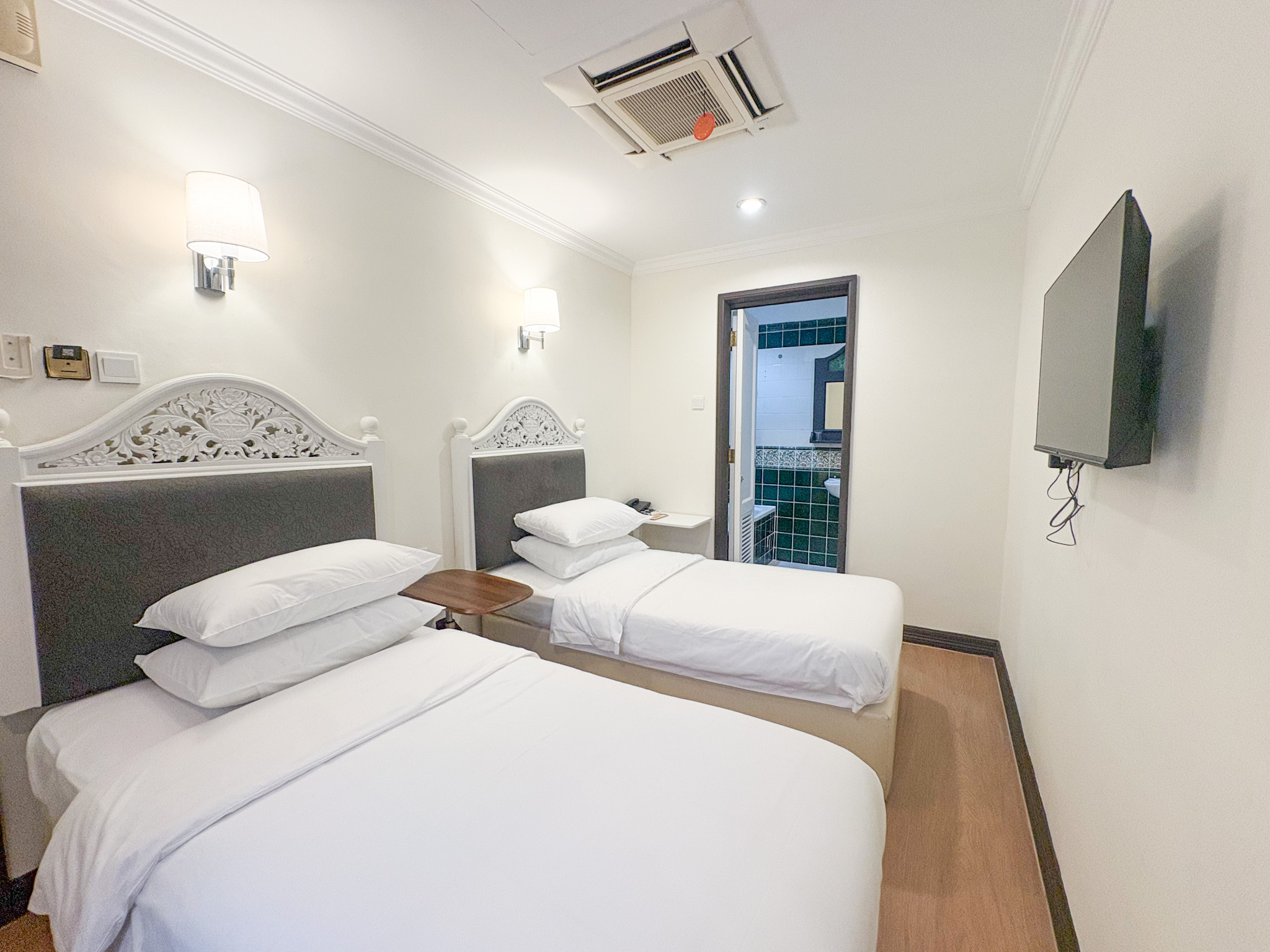 Twin Room with two single beds at iNN at Temple St